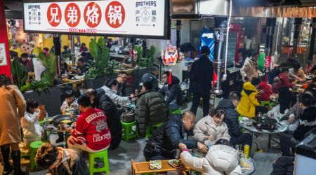 (miniature) Des gens dégustent des plats locaux dans l'arrondissement de Nanming