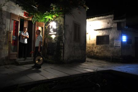 (miniature) Le veilleur de nuit Lu Lei parle avec un villageois dans le village de Xidi du district de Yixian