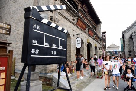 (miniature) Des touristes visitent la Cité du film Jianye & H
