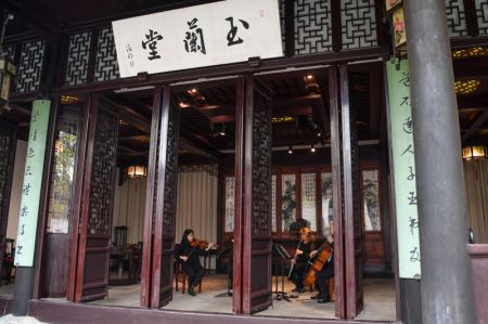 (miniature) Des musiciens de l'Orchestre de Philadelphie jouent au jardin du Modeste administrateur à Suzhou