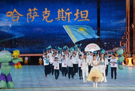 (miniature) La délégation du Kazakhstan défile dans le stade du centre sportif olympique de Hangzhou lors de la cérémonie d'ouverture des 19es Jeux asiatiques à Hangzhou