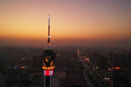 (miniature) Vue aérienne de la tour de la télévision de Shijiazhuang illuminée en l'honneur de la lutte de la ville contre le COVID-19 à Shijiazhuang