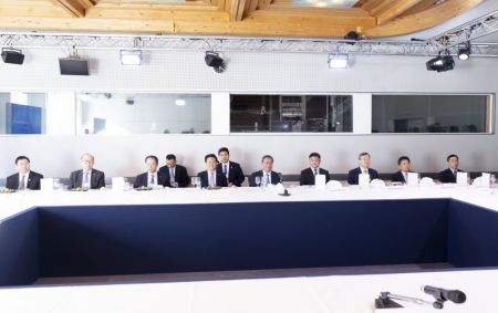 (miniature) Le Premier ministre chinois Li Qiang participe à un déjeuner organisé par Klaus Schwab