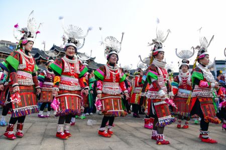 (miniature) Des filles de l'ethnie Miao donnent un spectacle de danse pour célébrer la fête Gannangxiang à Kaili