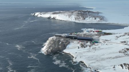 (miniature) Photo aérienne prise par un drone le 6 février 2024 montrant la station Qinling en Antarctique