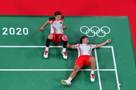(miniature) Les Indonésiennes Greysia Polii (à gauche) et Apriyani Rahayu célèbrent leur médaille d'or en double dames de badminton contre les Chinoises Jia Yifan et Chen Qingchen aux Jeux olympiques de Tokyo 2020