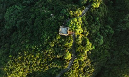 (miniature) Photo aérienne de la section de Hushan de la Grande Muraille dans la ville de Dandong
