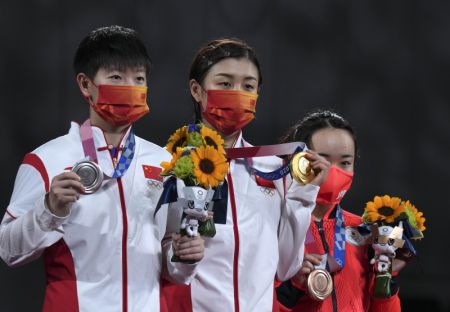 (miniature) La médaillée d'or chinoise Chen Meng (centre)