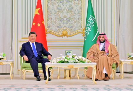 (miniature) Le président chinois Xi Jinping (à gauche) s'entretient avec le prince héritier et Premier ministre saoudien Mohammed ben Salmane Al-Saoud au palais royal à Riyad