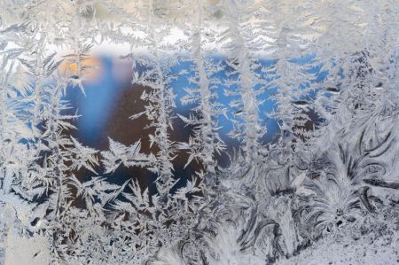 (miniature) Photographie d'une fenêtre avec des motifs de givre à Heihe
