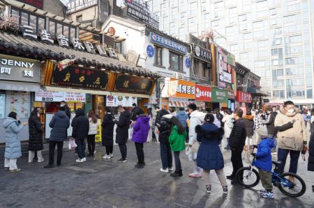 (miniature) Des touristes font la queue pour acheter de la nourriture à Jinan