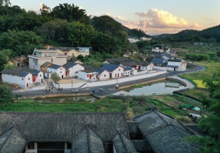 (miniature) Une photo aérienne prise le 20 novembre 2020 montre la vue du village de Yushui