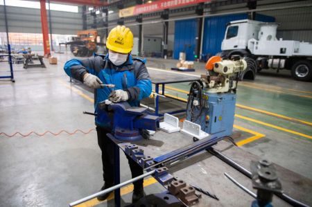 (miniature) Un employé assemble un équipement dans un atelier de la Hunan Xanjer Heavy Industry Science and Technology Co