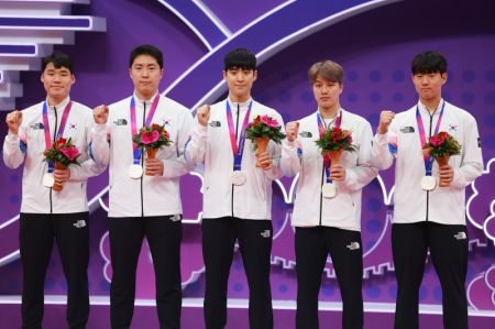 (miniature) L'équipe de la République de Corée participe à la cérémonie de remise des prix du match de tennis de table masculin par équipe aux 19es Jeux asiatiques
