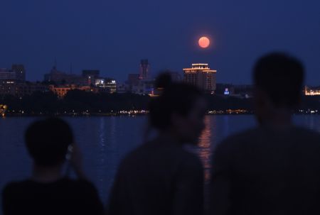 (miniature) Photo de la super Lune prise au bord du lac de l'Ouest