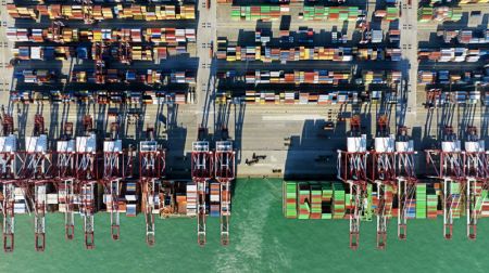 (miniature) Des porte-conteneurs au terminal à conteneurs Qianwan du port de Qingdao