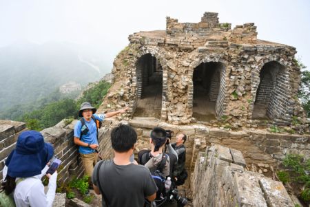 (miniature) Le chercheur Shang Heng (deuxième à gauche) explique les traits d'un mirador devant les médias sur la partie de la restauration basée sur la recherche de la section Jiankou de la Grande Muraille