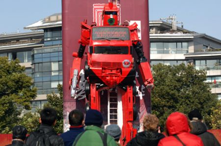 (miniature) Un robot géant de 12 mètres fait de camions de pompier