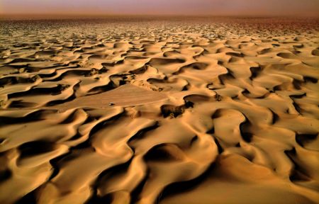 (miniature) Photo aérienne d'un paysage de désert dans le district de Makit à Kachgar