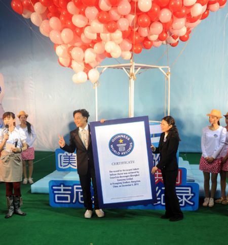 (miniature) Eason Chan recois le certificat de record du monde