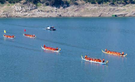 (miniature) Des personnes participent à une course de bateaux-dragons dans le village de Wangusi du district de Zigui
