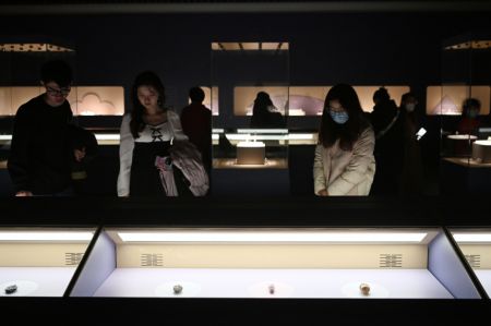 (miniature) Des visiteurs regardent des tabatières exposées au musée du Ningxia à Yinchuan
