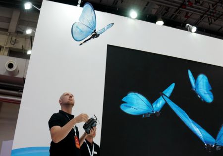 (miniature) Photo d'un papillon bionique lors de la Conférence mondiale sur la robotique 2023