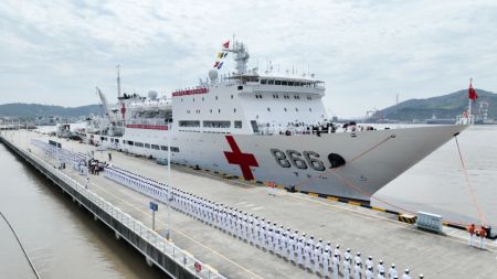 (miniature) Le navire-hôpital chinois Arche de la paix (Peace Ark) se prepare à prendre la mer dans un port de Zhoushan de la province chinoise du Zhejiang (est)