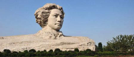 (miniature) tête géante de Mao Zedong