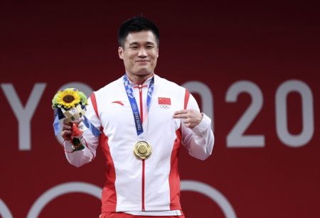 (miniature) Le Chinois Lyu Xiaojun fait un geste lors de la cérémonie de remise des prix de l'épreuve d'haltérophilie - 81 kg - hommes