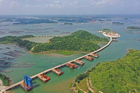 (miniature) Photo aérienne prise le 4 octobre 2021 montrant le chantier du pont de Longmen à Qinzhou
