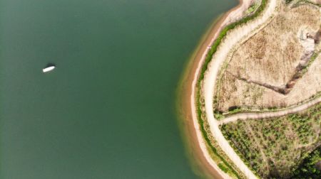 (miniature) Vue aérienne du réservoir de Qingfengling dans le district de Juxian à Rizhao
