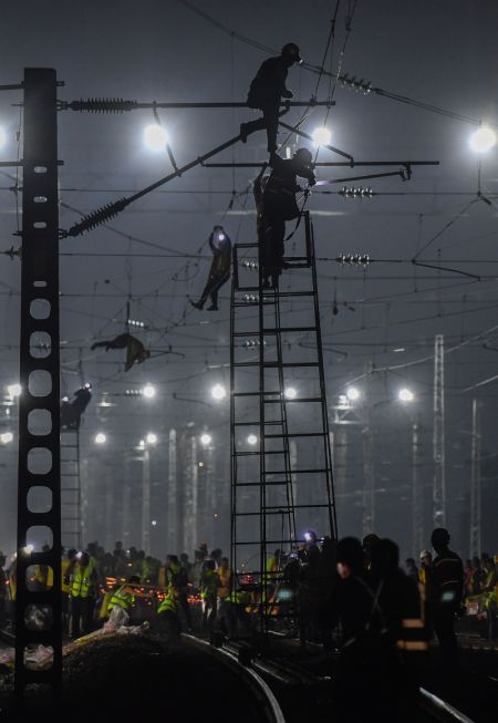 (miniature) Des constructeurs ferroviaires travaillent toute la nuit pour effectuer des améliorations ferroviaires