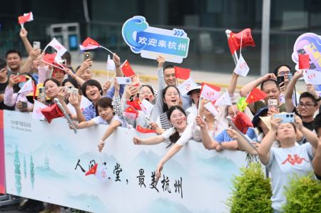 (miniature) Des gens encouragent les porteurs de la torche lors du relais de la flamme des Jeux asiatiques de Hangzhou