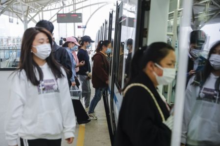 (miniature) Des passagers font la queue pour prendre le métro à Wuhan