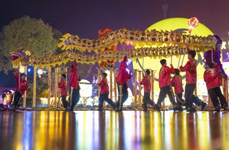 (miniature) Des employés exécutent la danse du dragon au parc d'attractions Happy Valley Wuhan