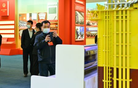 (miniature) Des délégués assistant au 20e Congrès national du Parti communiste chinois (PCC) visitent une exposition ayant pour thème Aller de l'avant dans la nouvelle ère