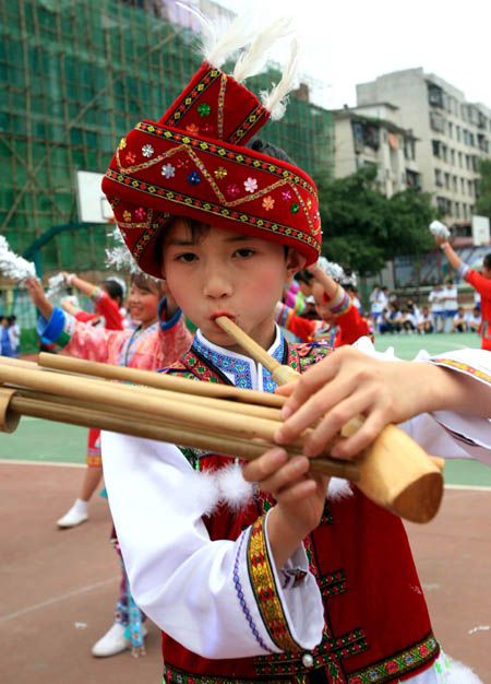 (miniature) enfant chinois en costume traditionnel