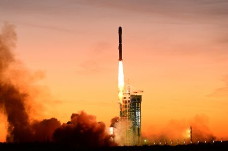 (miniature) Une fusée porteuse Longue Marche-2C transportant un satellite expérimental pour les technologies de l'Internet par satellite décolle depuis le Centre de lancement de satellites de Jiuquan