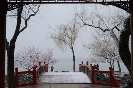 (miniature) Des touristes visitent le Palais d'été sous la neige à Beijing