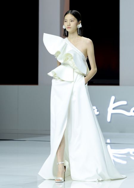 (miniature) Un mannequin présente une création au défilé de clôture de la Semaine de la mode de Chine printemps/été 2023