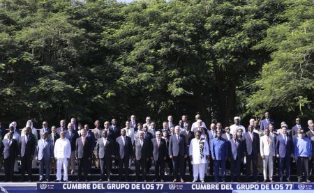 (miniature) Les délégués participant au sommet du Groupe des 77 plus la Chine (G77+Chine) posent pour une photo de famille à La Havane
