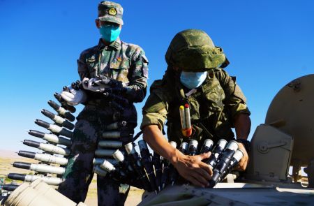 (miniature) Des militaires préparent des armes pour un exercice militaire conjoint Chine-Russie