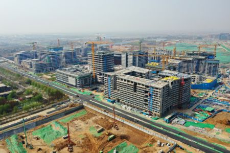 (miniature) Photo aérienne prise le 8 avril 2021 montrant un site de construction du projet de centre de service des affaires dans la zone de Rongdong de la Nouvelle Zone de Xiongan