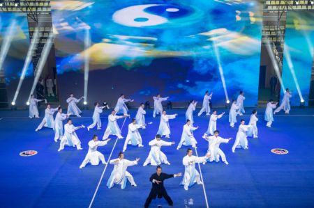 (miniature) Des artistes présentent un spectacle lors de la cérémonie d'ouverture d'une compétition internationale de taïchi à Shiyan