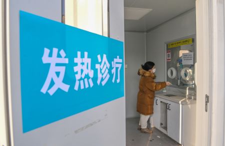 (miniature) Une femme reçoit un test antigénique dans une clinique de traitement de la fièvre de l'arrondissement de Lianhu