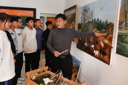 (miniature) L'artiste Han Yaping (premier à droite) présente ses oeuvres aux visiteurs dans le parc industriel culturel de Zhongneng