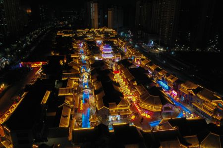 (miniature) Vue aérienne des décorations lumineuses du quartier de la Vieille rue de l'arrondissement de Qilihe à Lanzhou