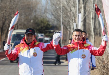 (miniature) Zhang Yimou (à gauche) et Li Xianggang lors du relais de la flamme olympique