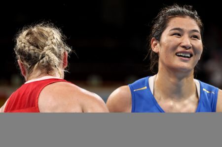 (miniature) La Chinoise Li Qian salue la Britannique Lauren Price après la finale de la boxe féminine - 69 - 75 kg (poids moyen)